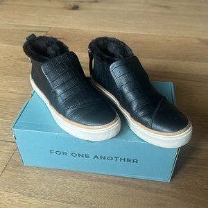 Toms Black Croc Paxton Sneaker Faux Fur Lined Leather Slip ons in Size 8.5
